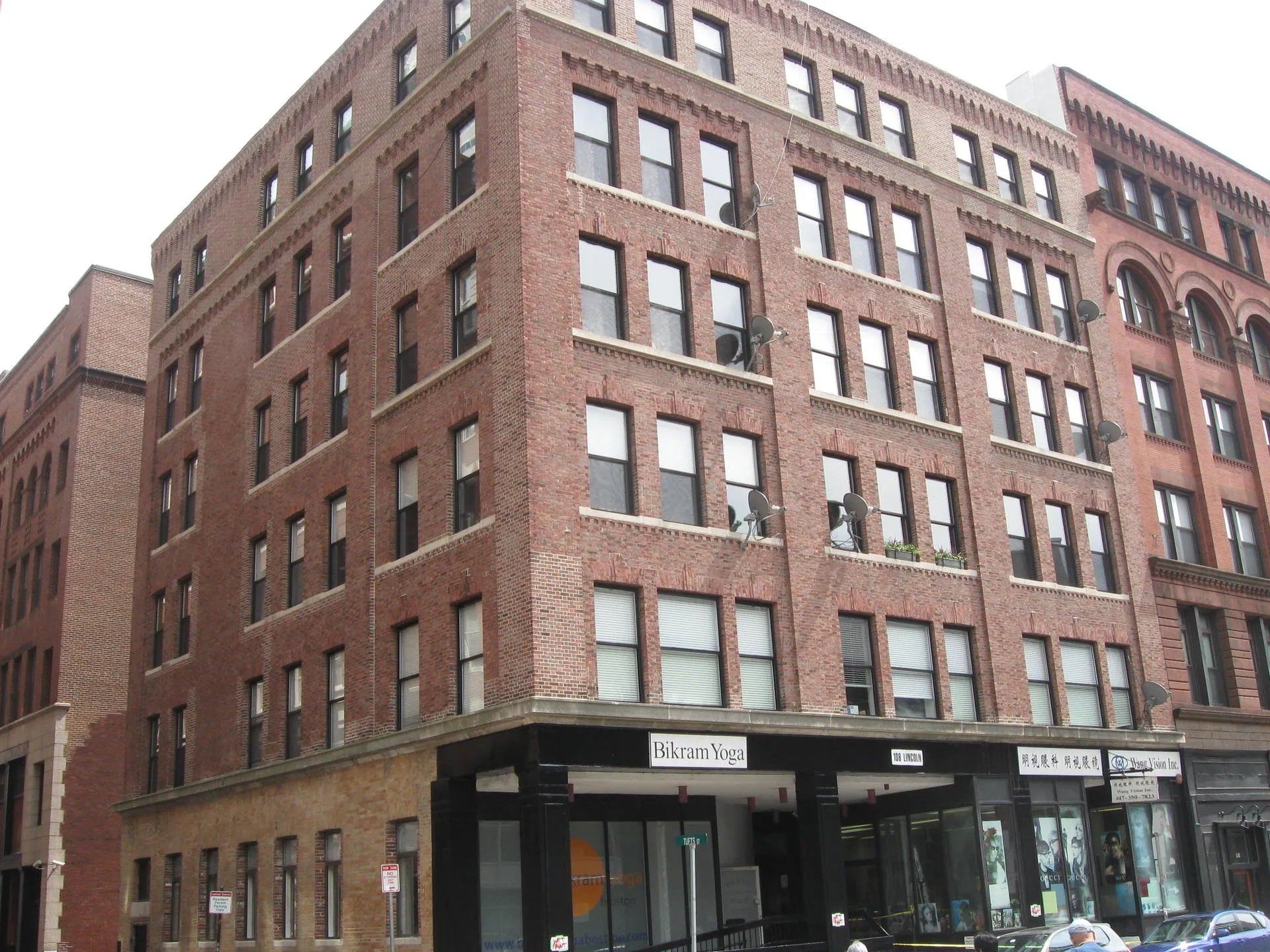 Building with structural brick wall