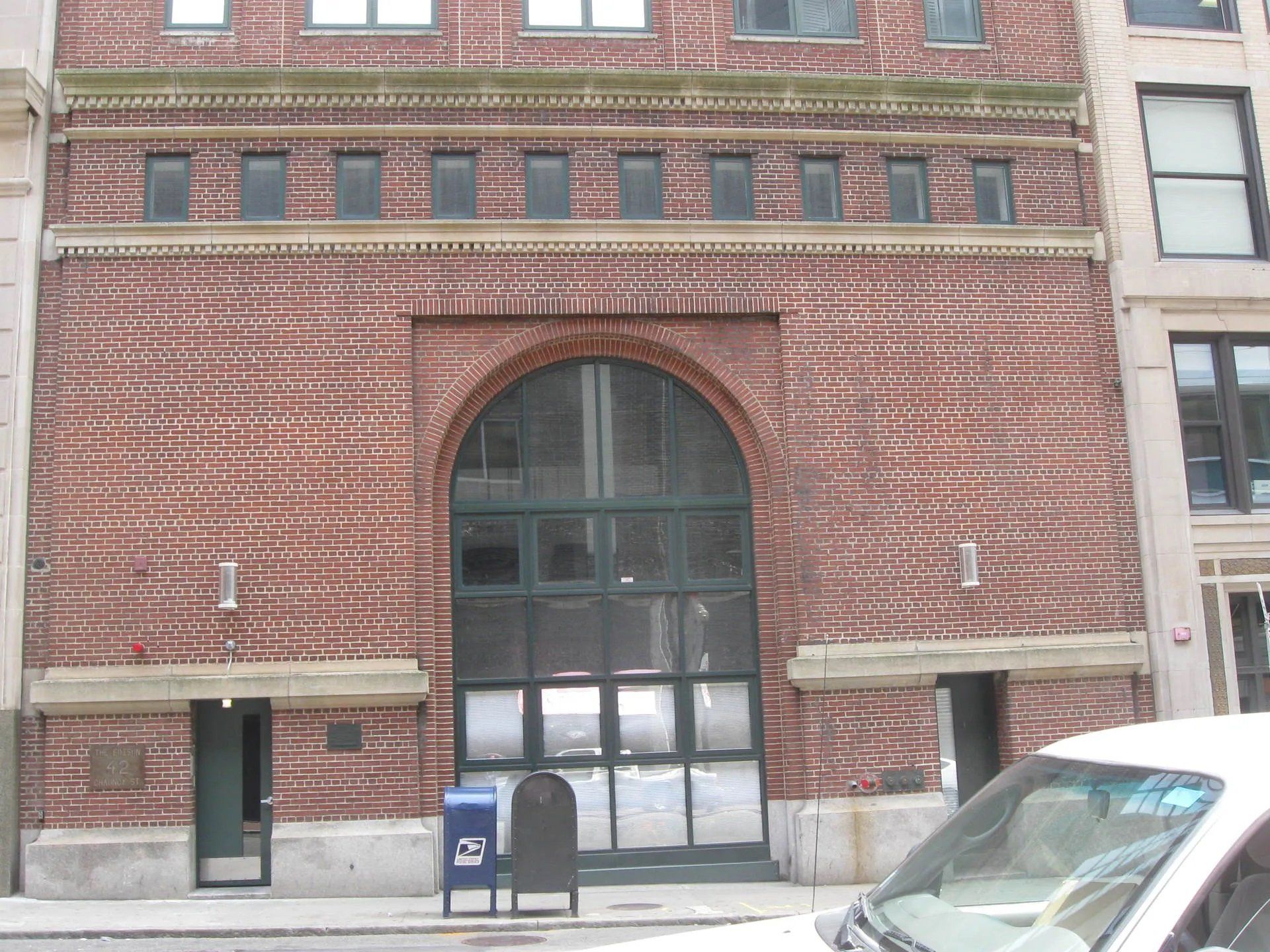 Building with structural brick wall