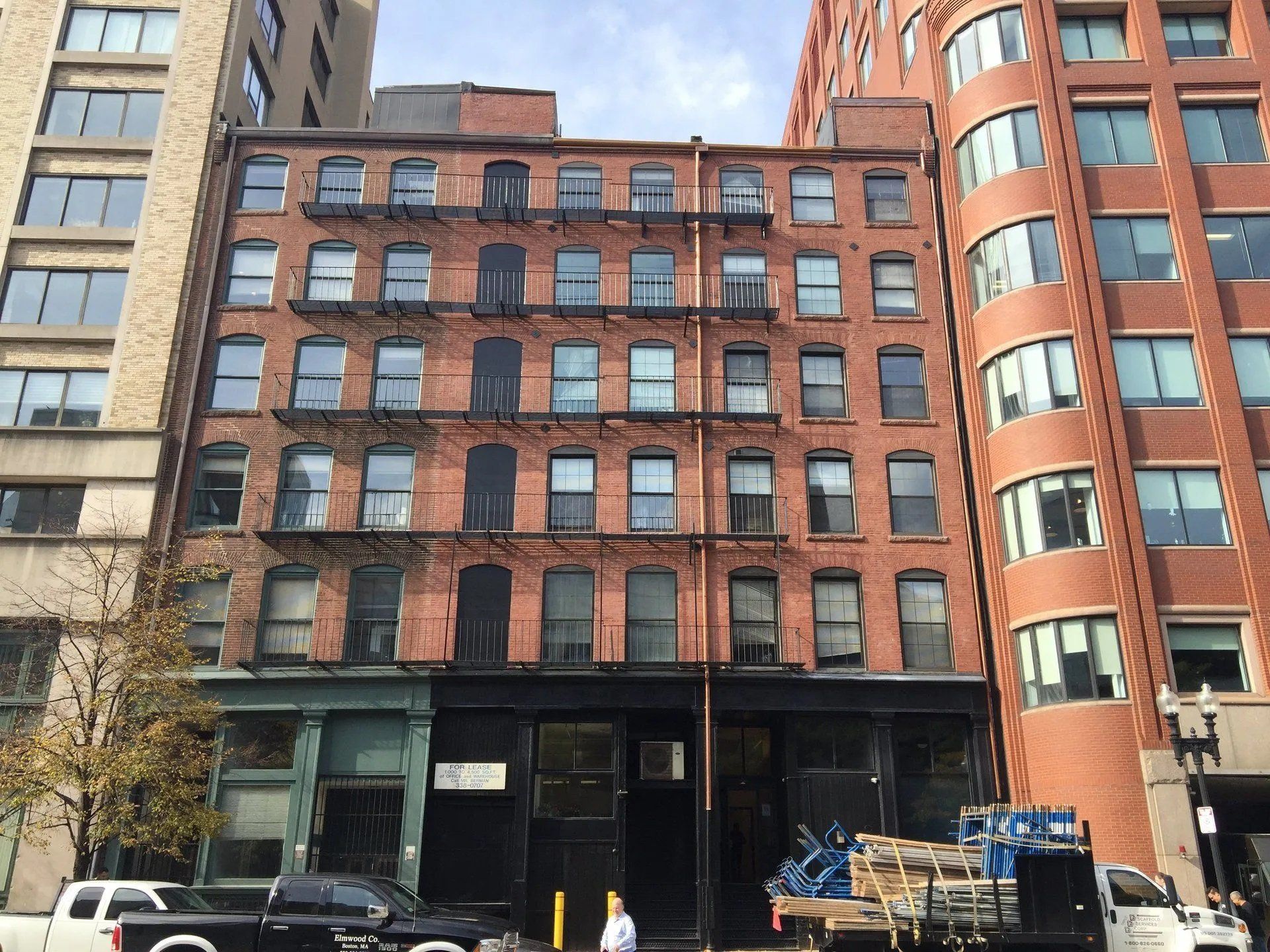 Building with structural brick wall