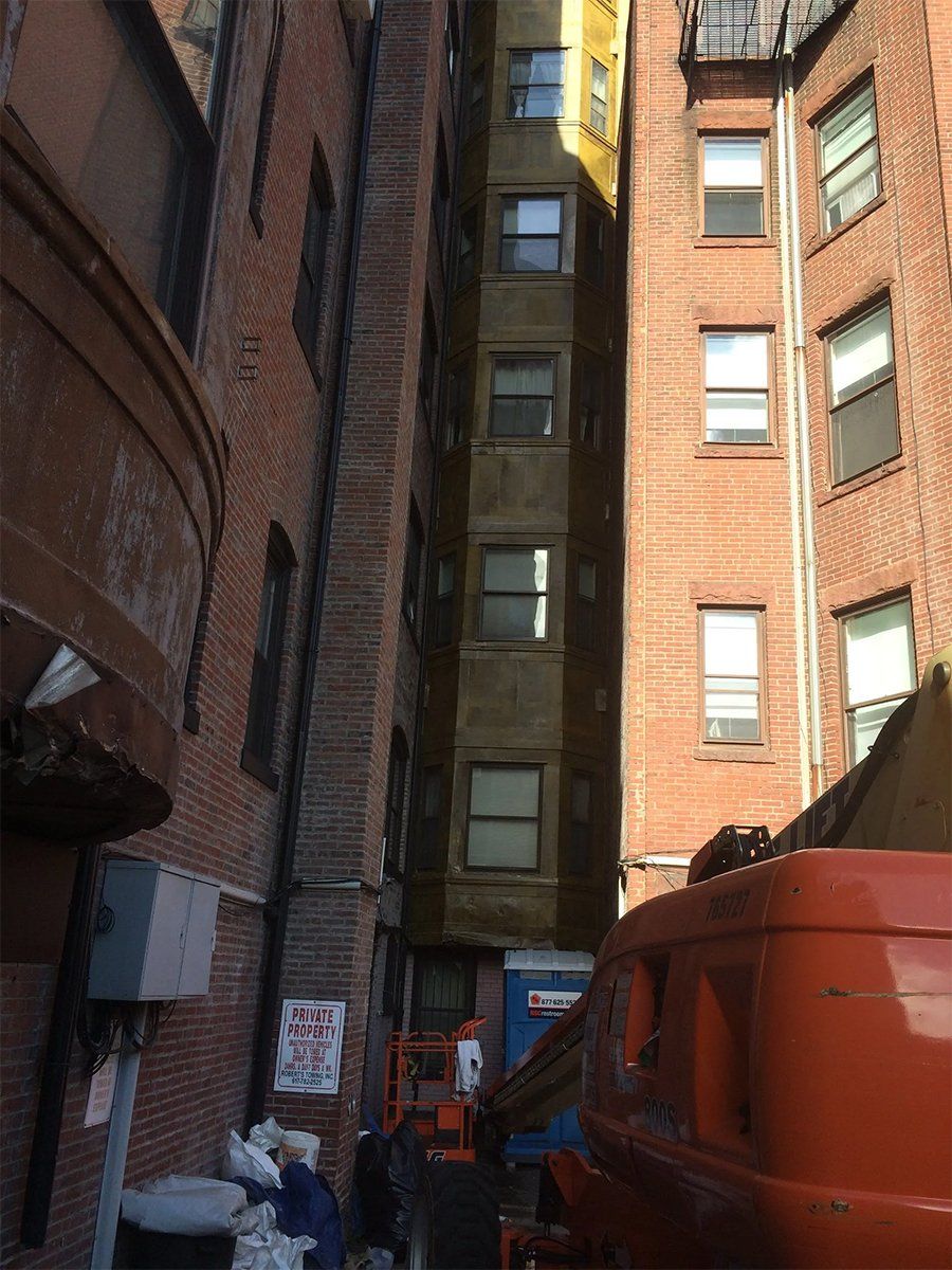 Building with structural brick wall