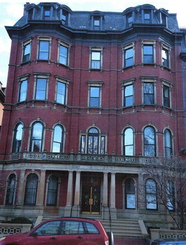 Building with mansard roofing