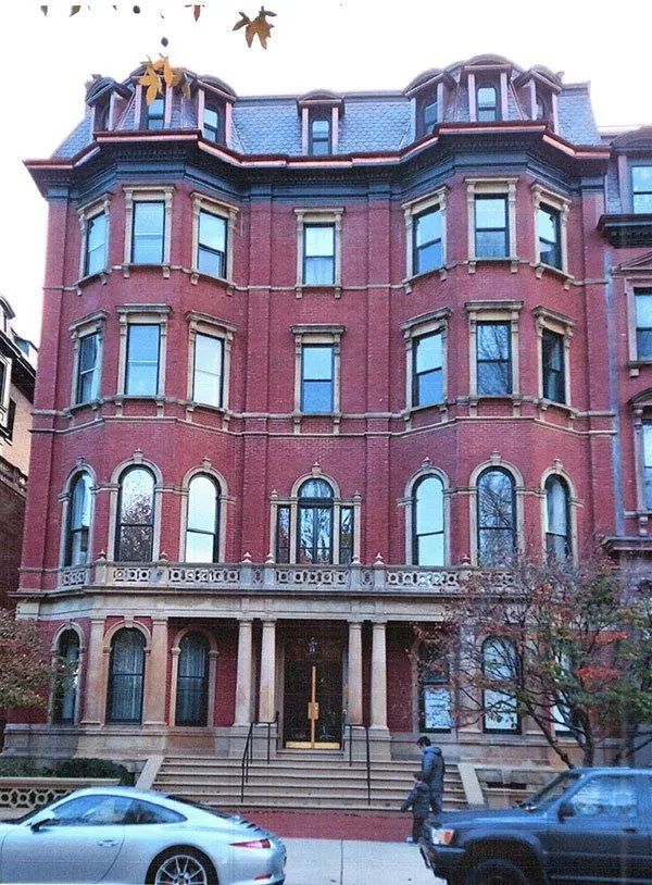 Building with mansard roofing