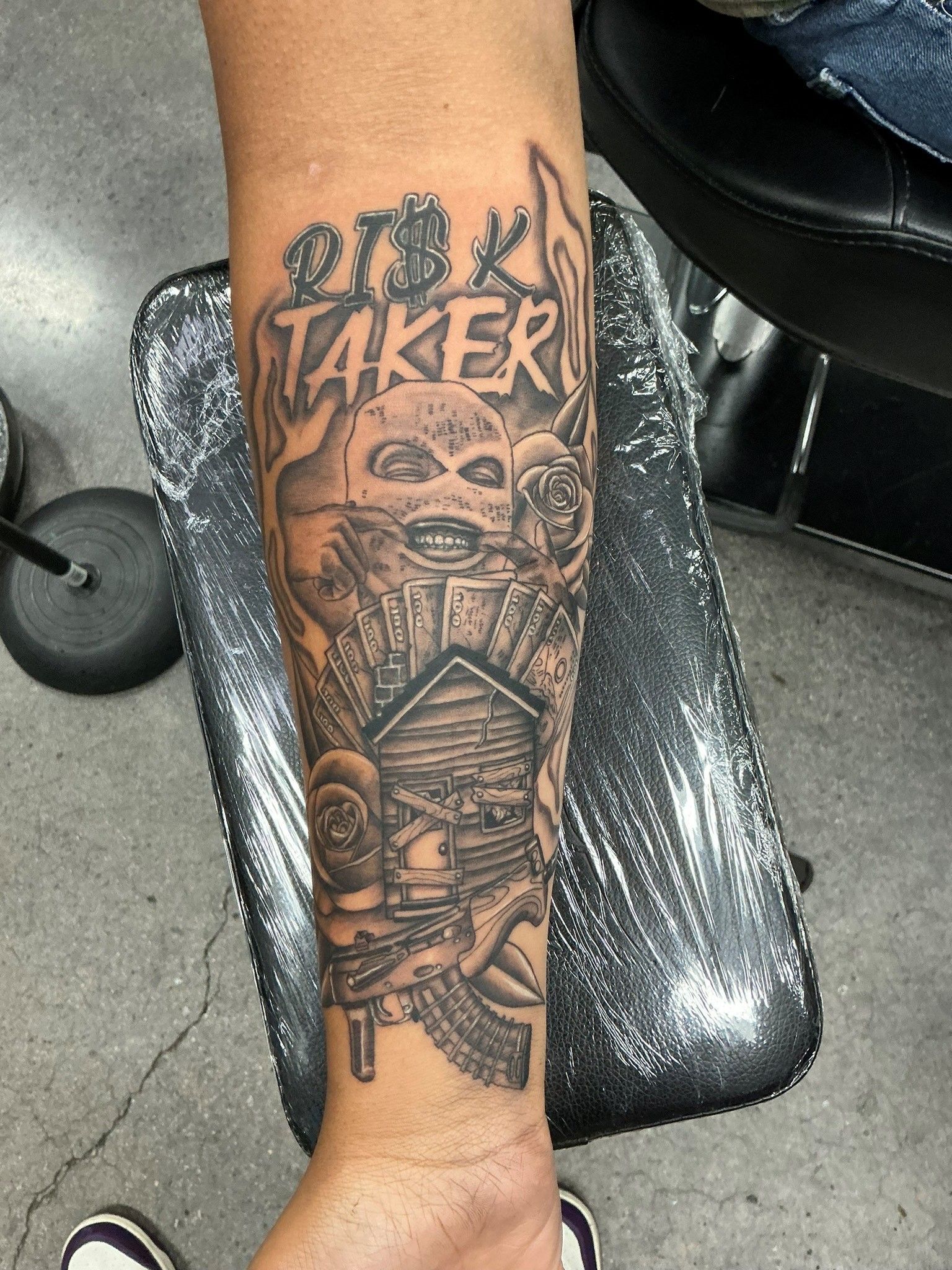 A person has a tattoo on their forearm that says ' lakers ' on it.