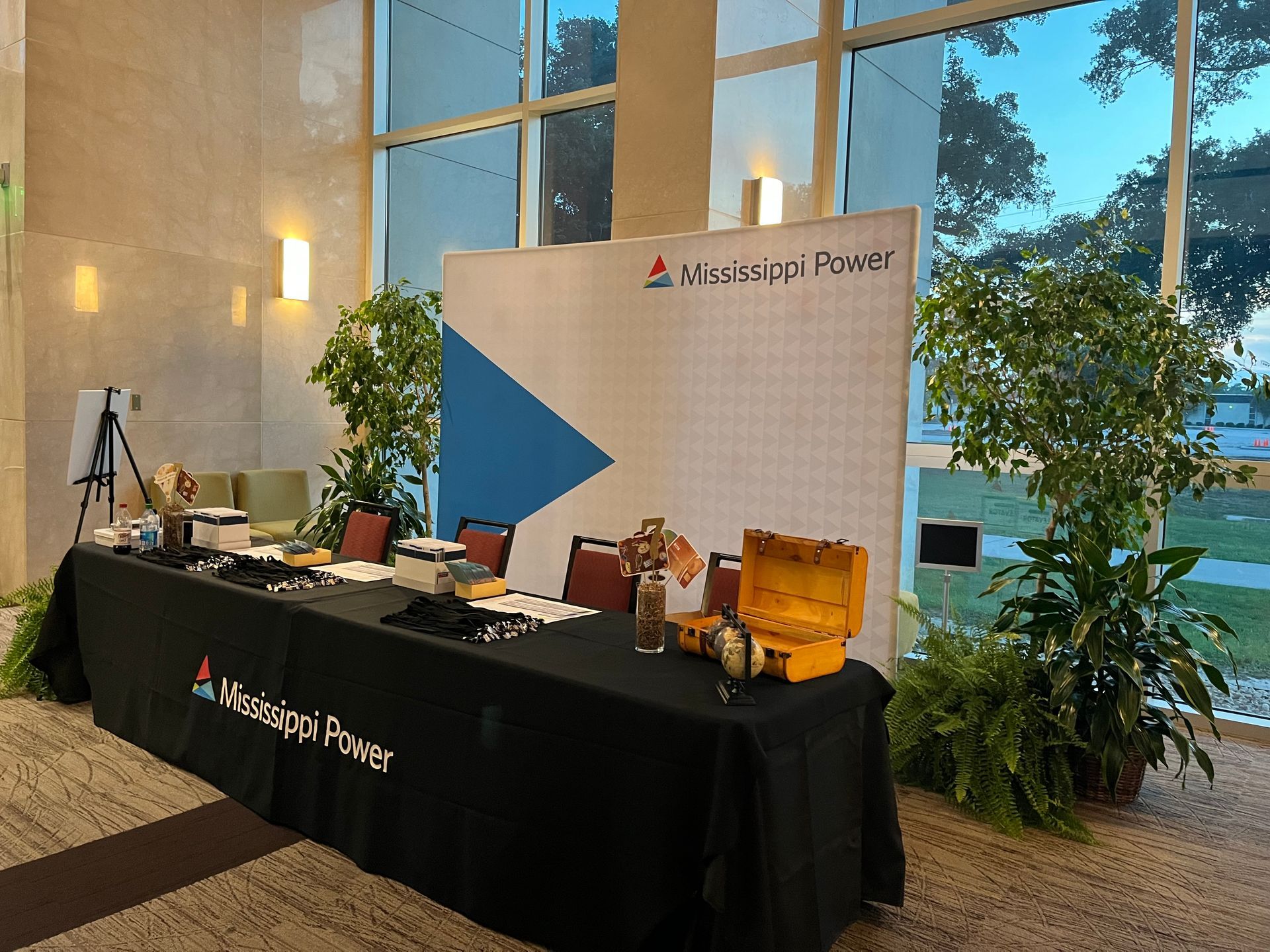 A table with a black table cloth that says municipal power on it