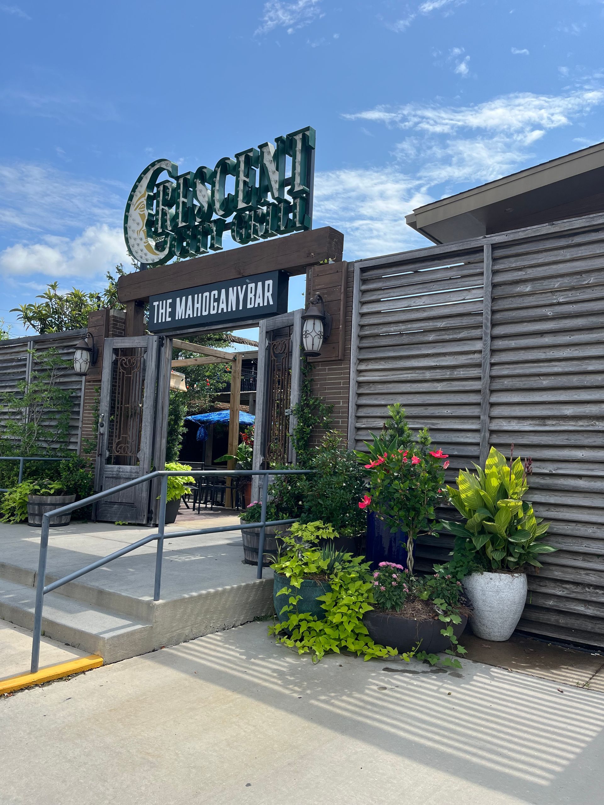 The entrance to a restaurant with a sign that says ' green ' on it