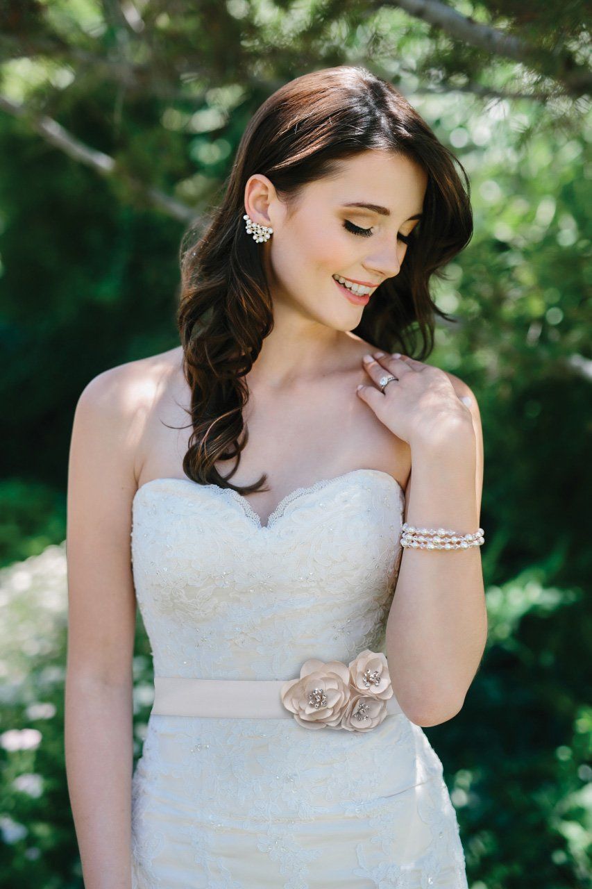 bride wearing beautiful jewelries