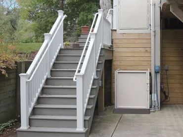 Residential porch lift