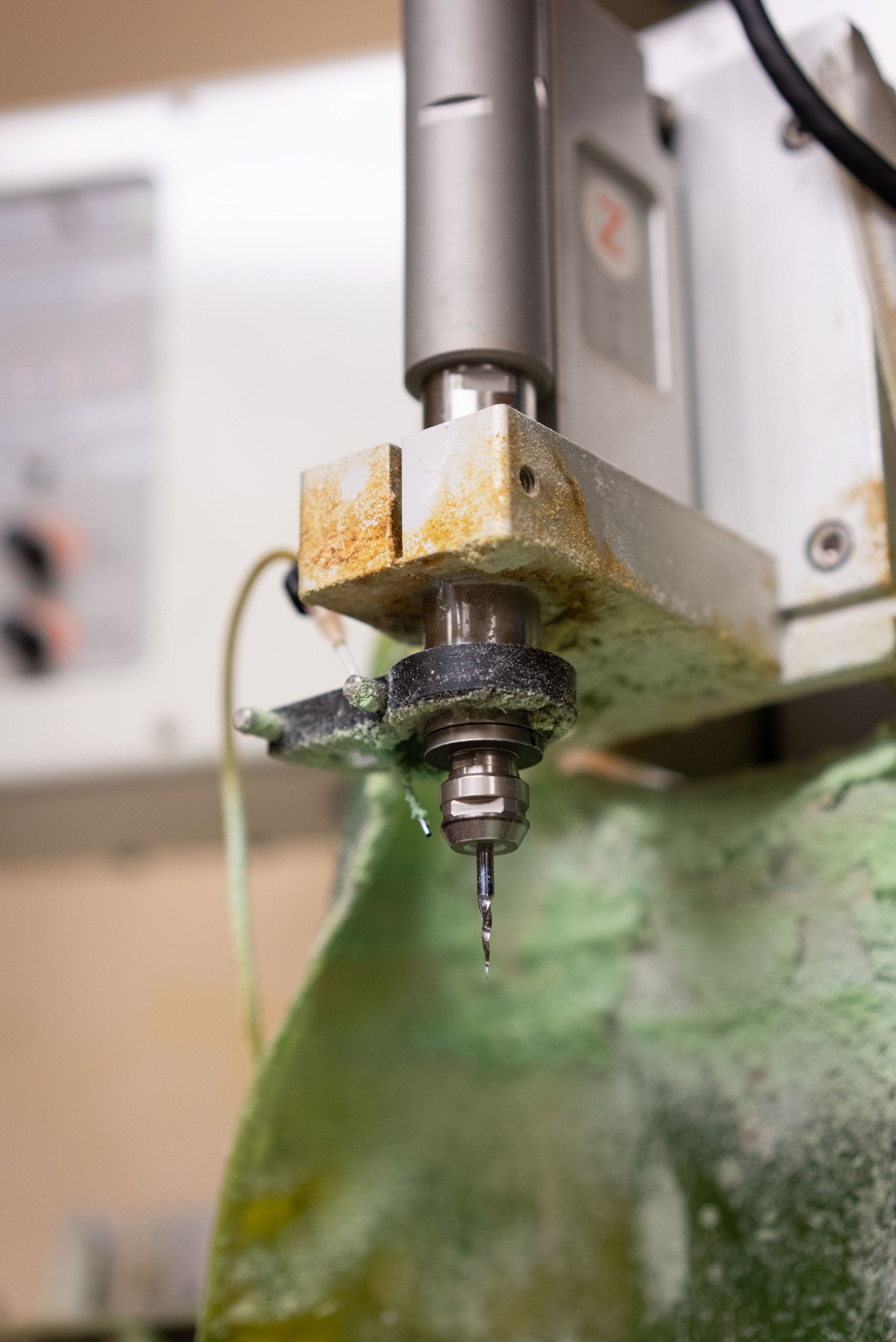 A close up of a machine with a drill bit in it.