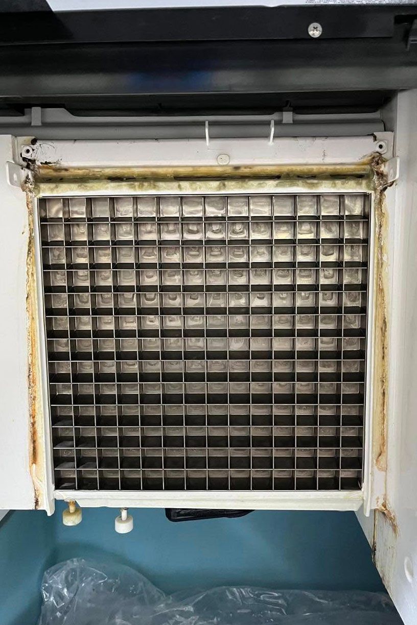 A dirty ice cube maker