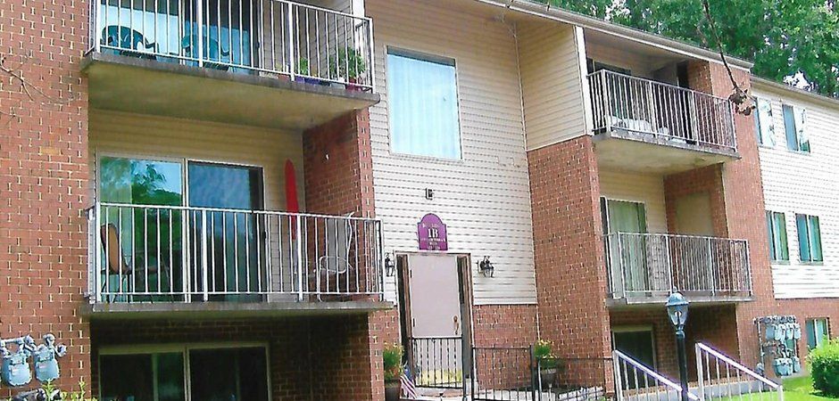 A brick apartment building with a lot of balconies