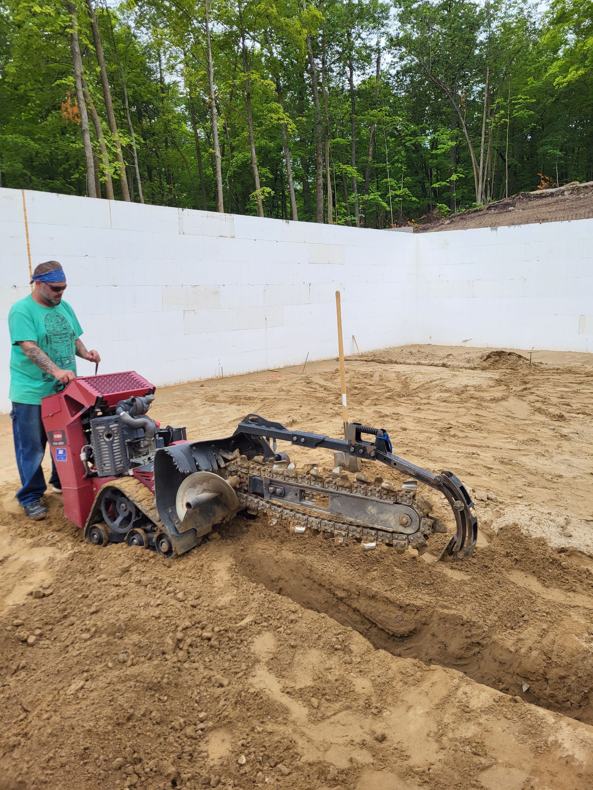 Machine that is digging in dirt