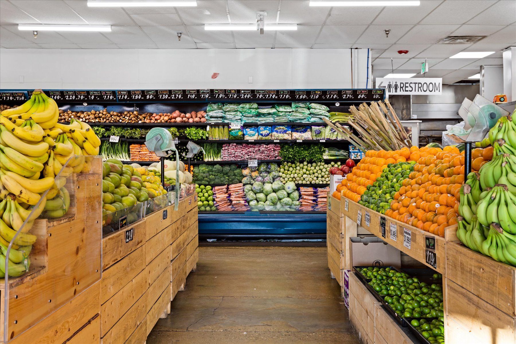 A grocery store filled with lots of fruits and vegetables.
