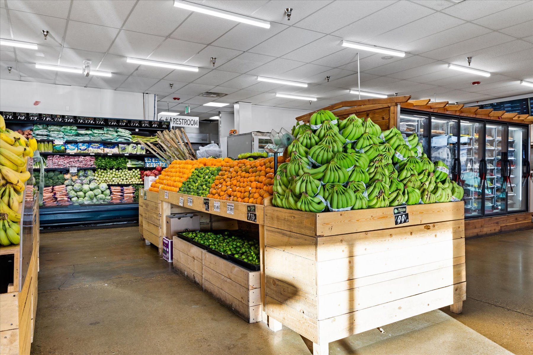 A grocery store filled with lots of fruits and vegetables.