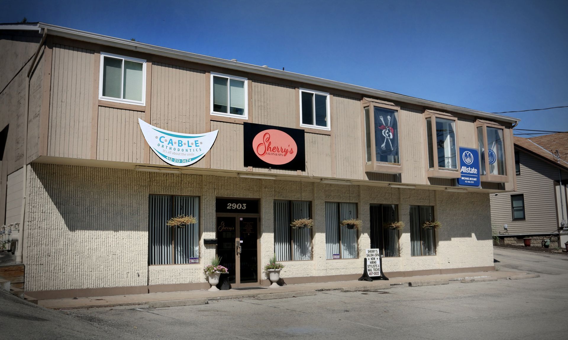 A building with a sign that says ' pizza ' on it