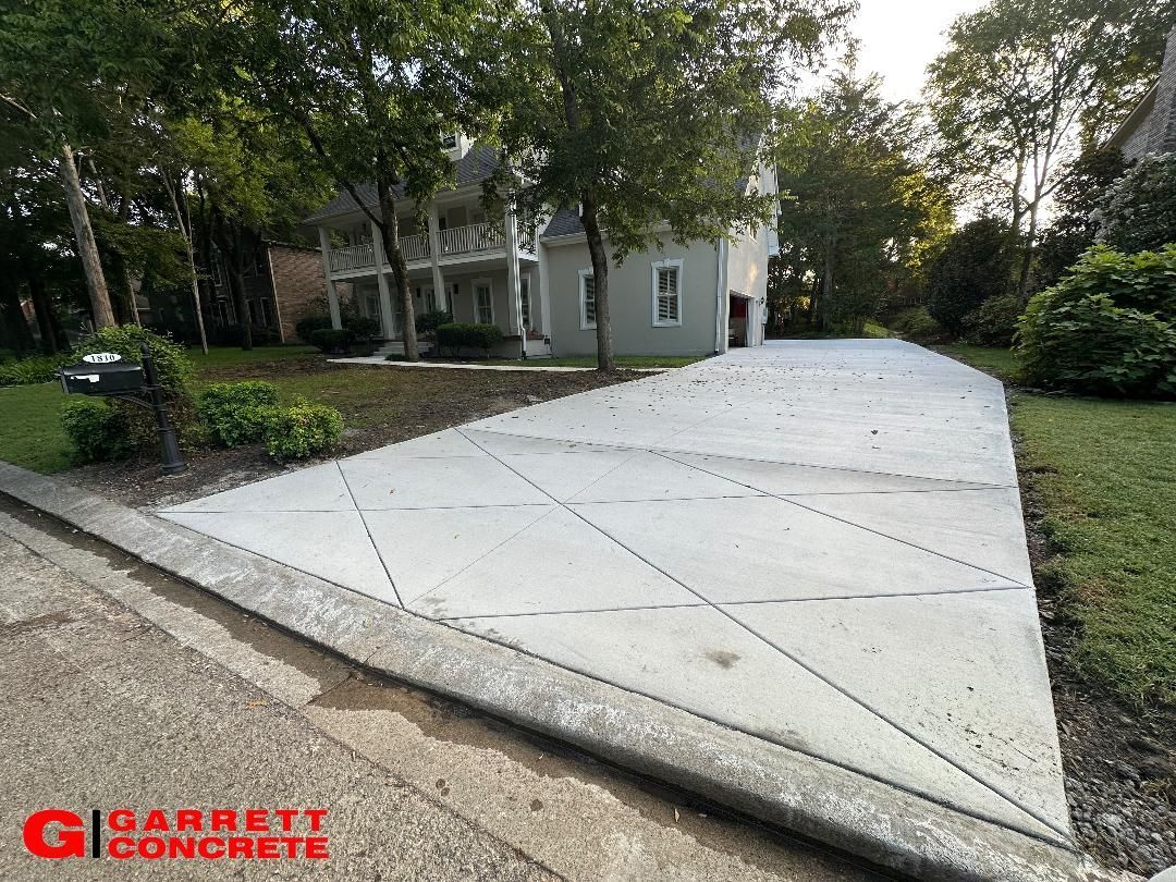 a concrete driveway is being built in front of a house