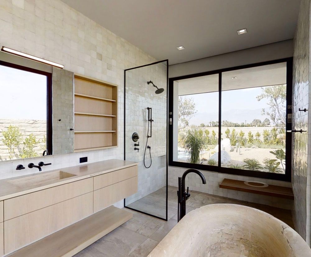 A bathroom with a tub 
