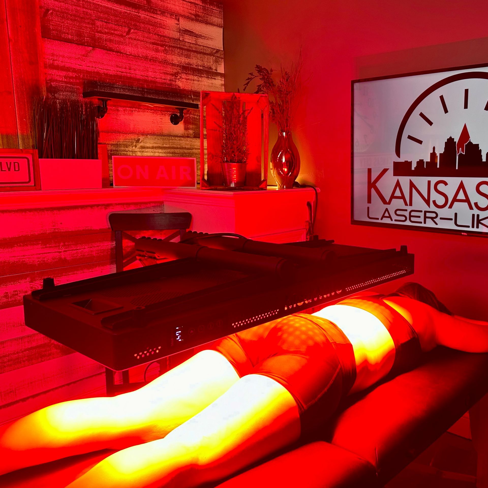 A woman having a MedWave™ Narrow Light Technology™ session at Kansas City Laser-Like Lipo®