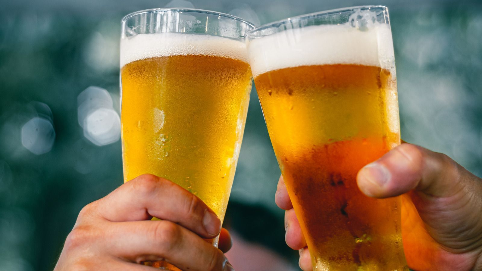 A picture of two glasses of beer