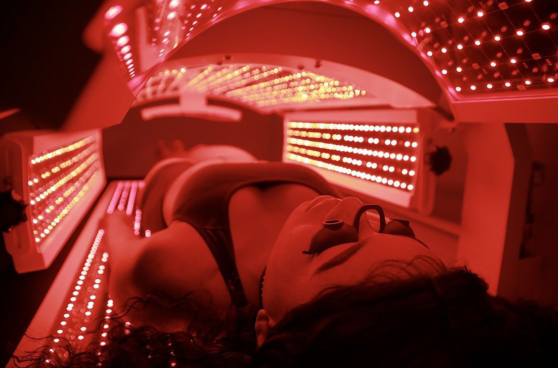 A woman laying in the Slim Sculpt Bed at Kansas City Laser-Like Lipo receiving a treatment