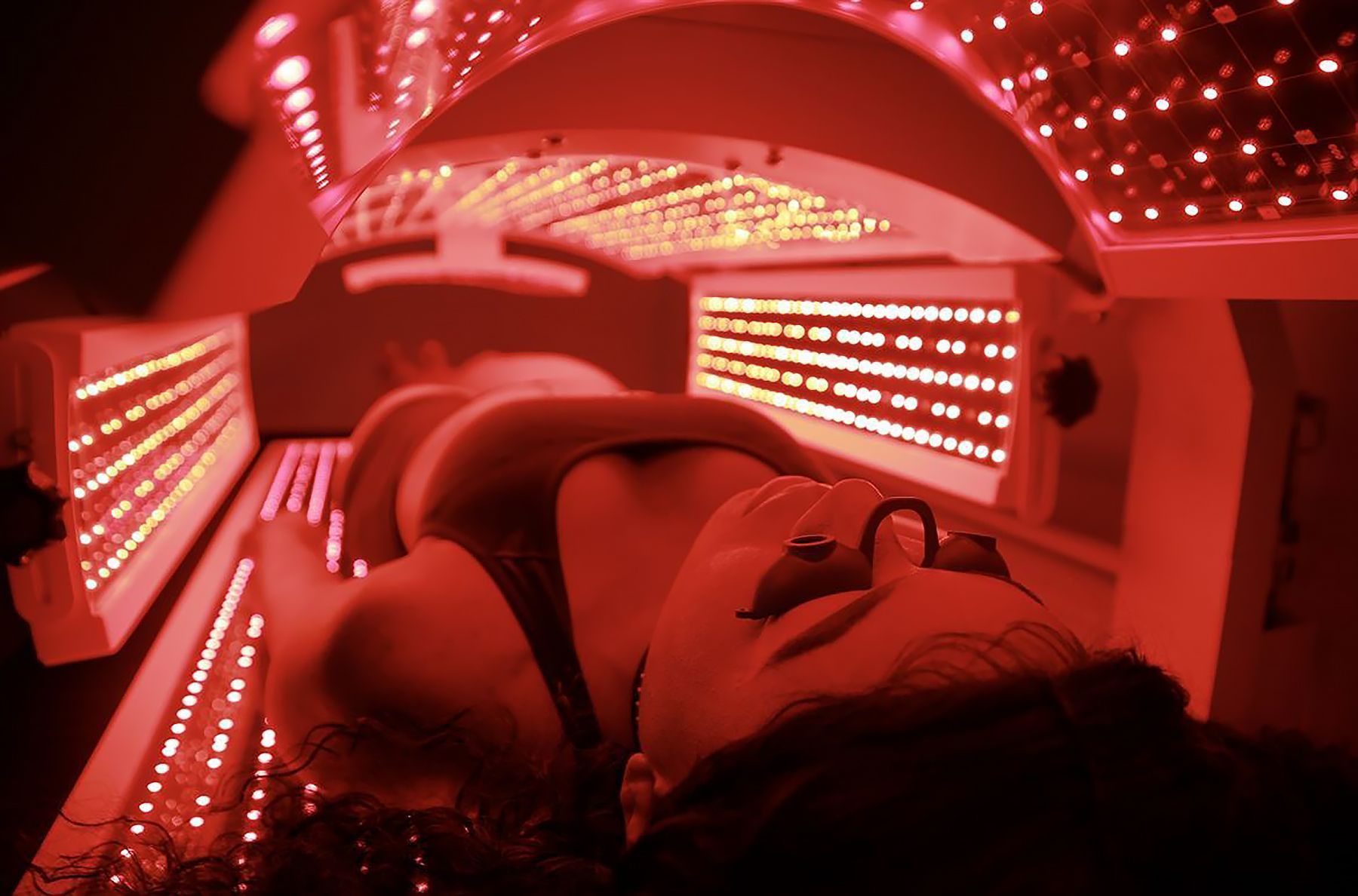 A woman lying in the Slim Sculpt Bed at Kansas City Laser-Like Lipo