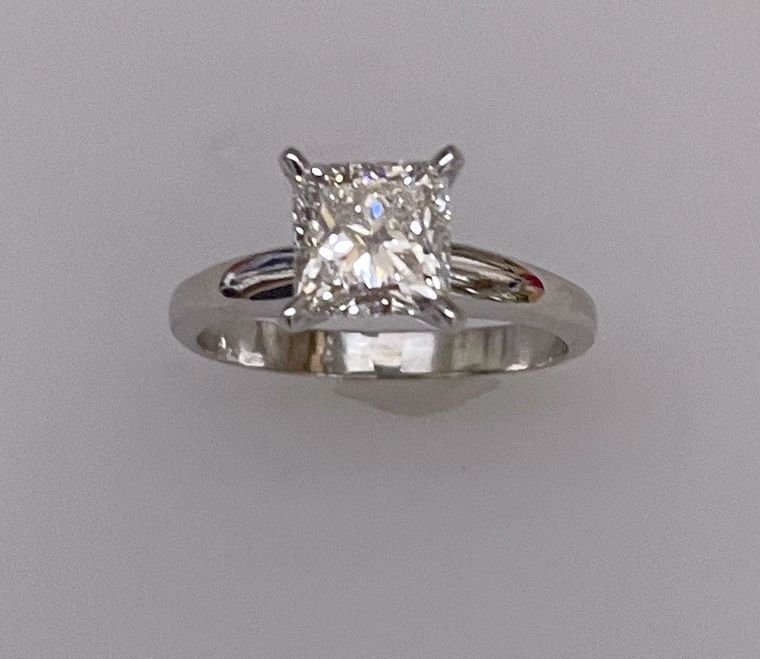 Engagement ring with sapphire stone