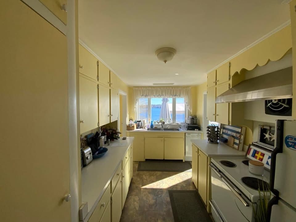 image of the kitchen before renovation