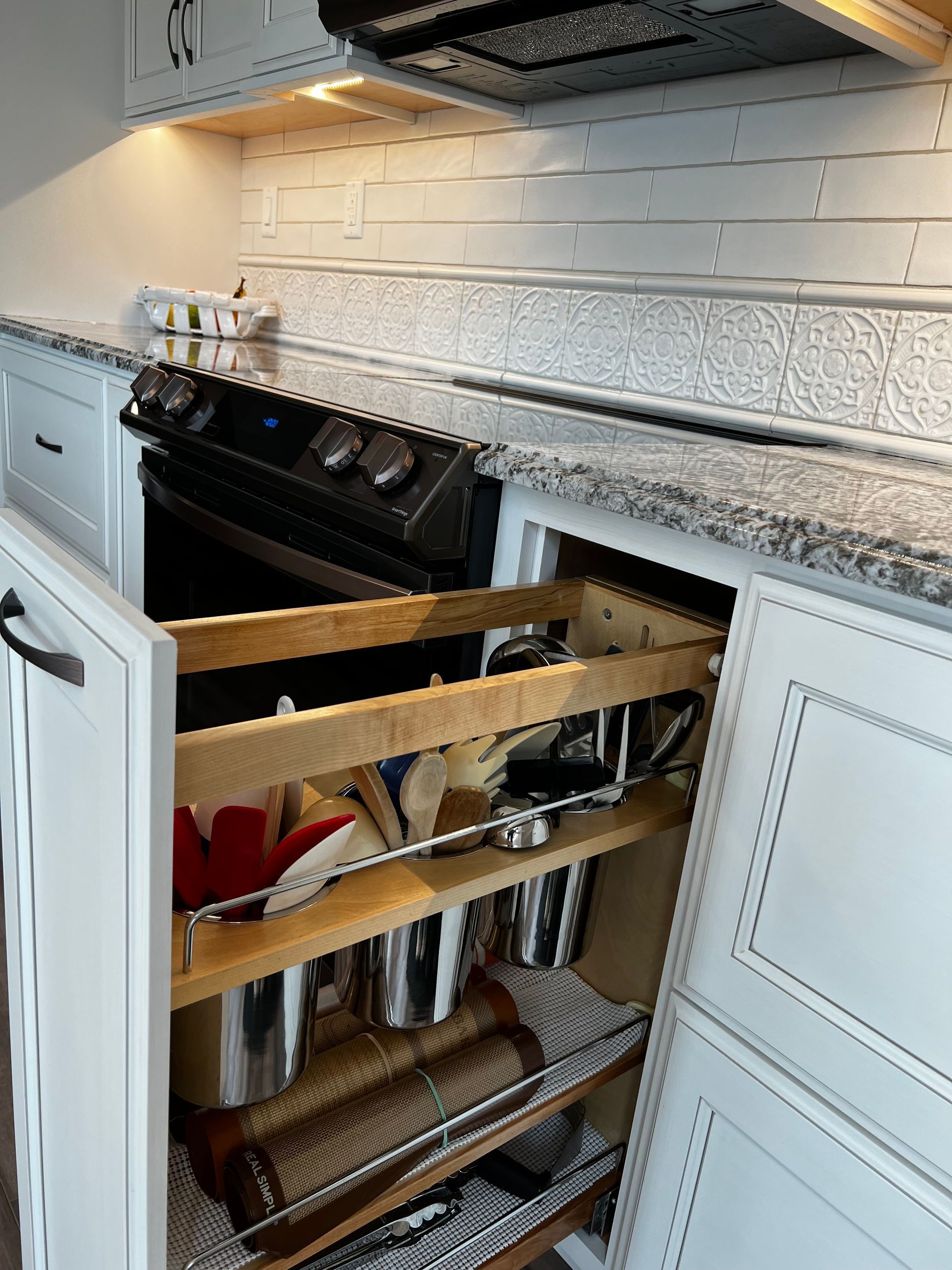 Cabinet for kitchen accessories