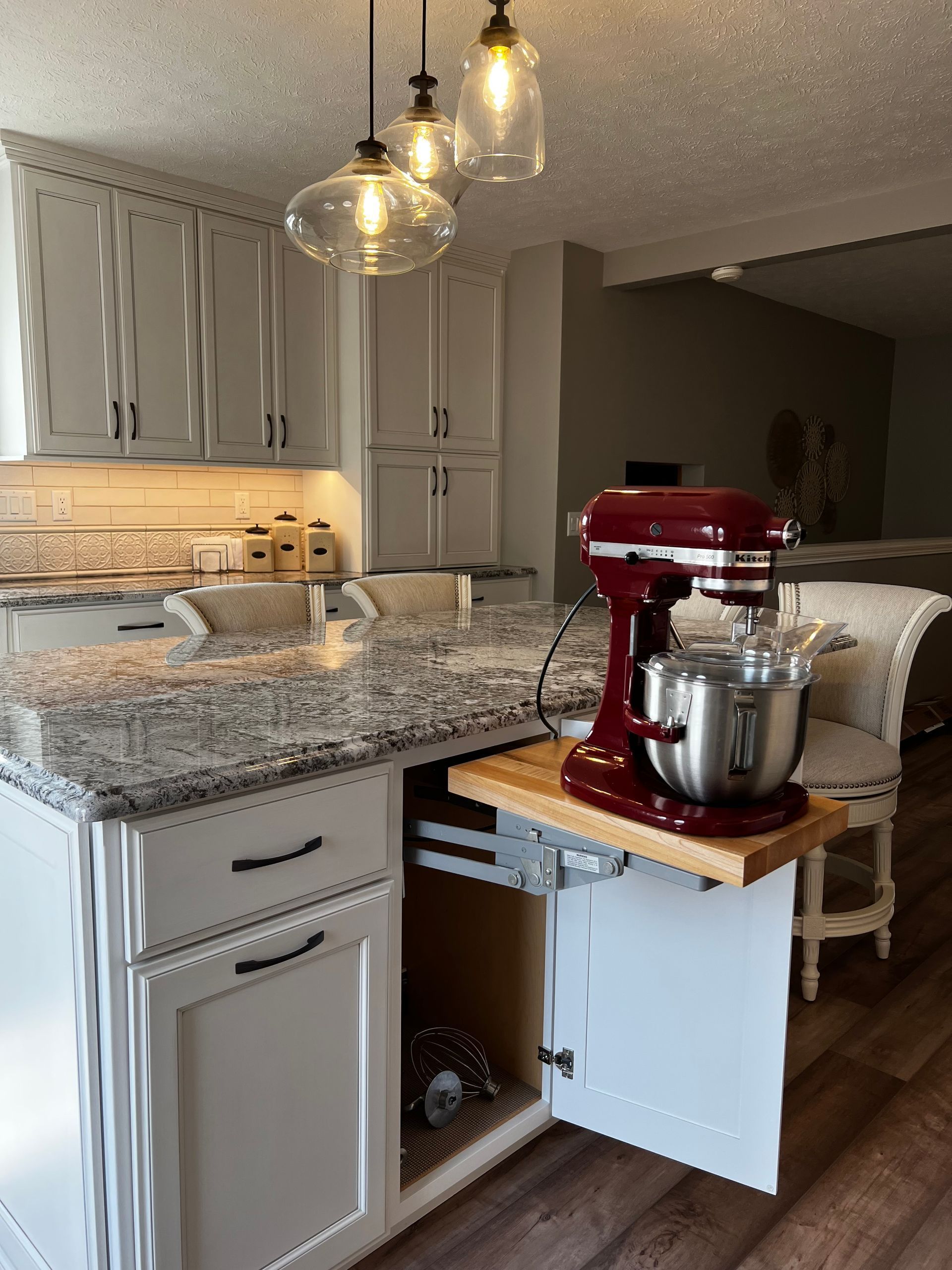 Custom cabinet for kitchen accessories