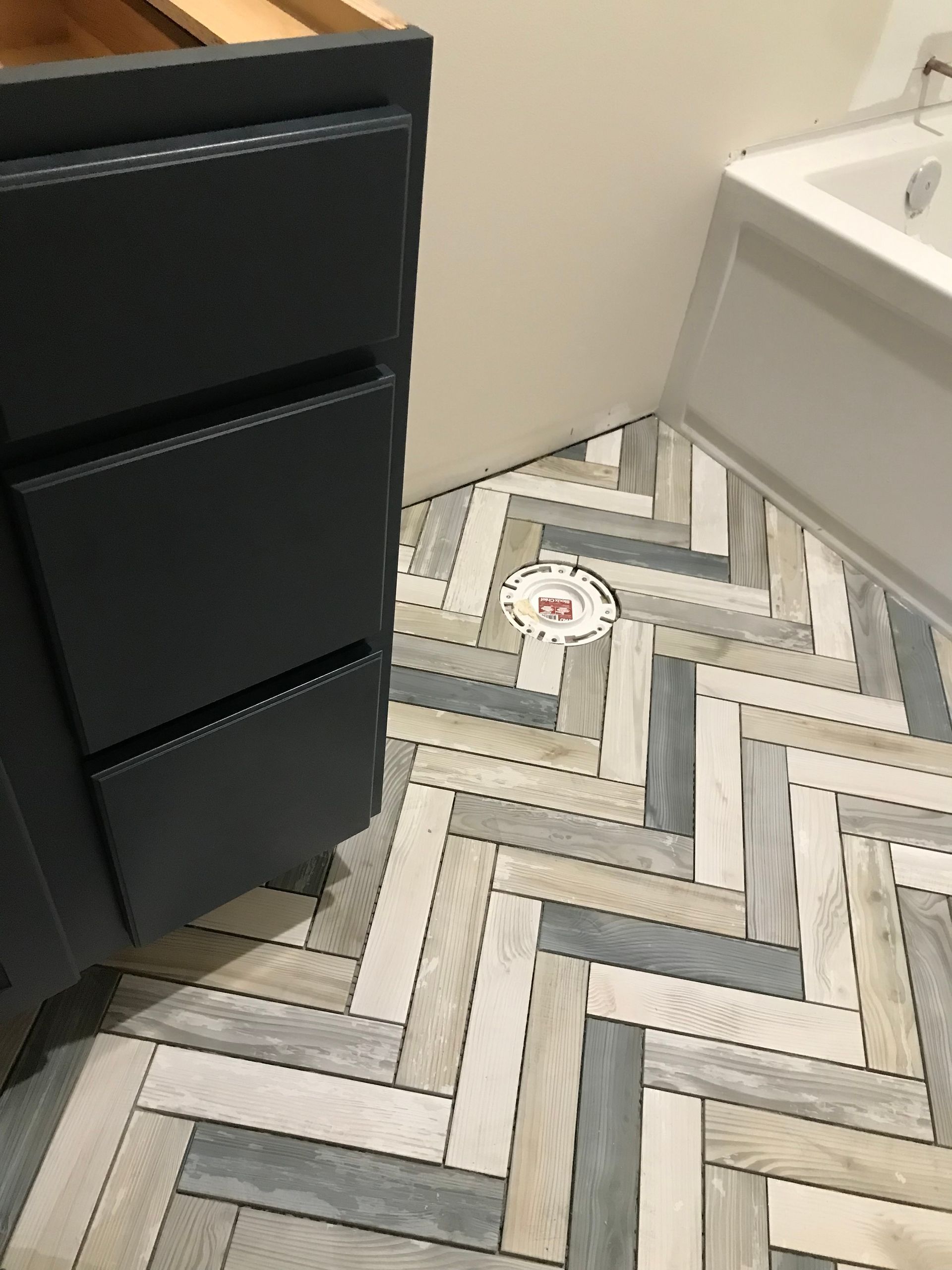 Flooring tiles with patterns