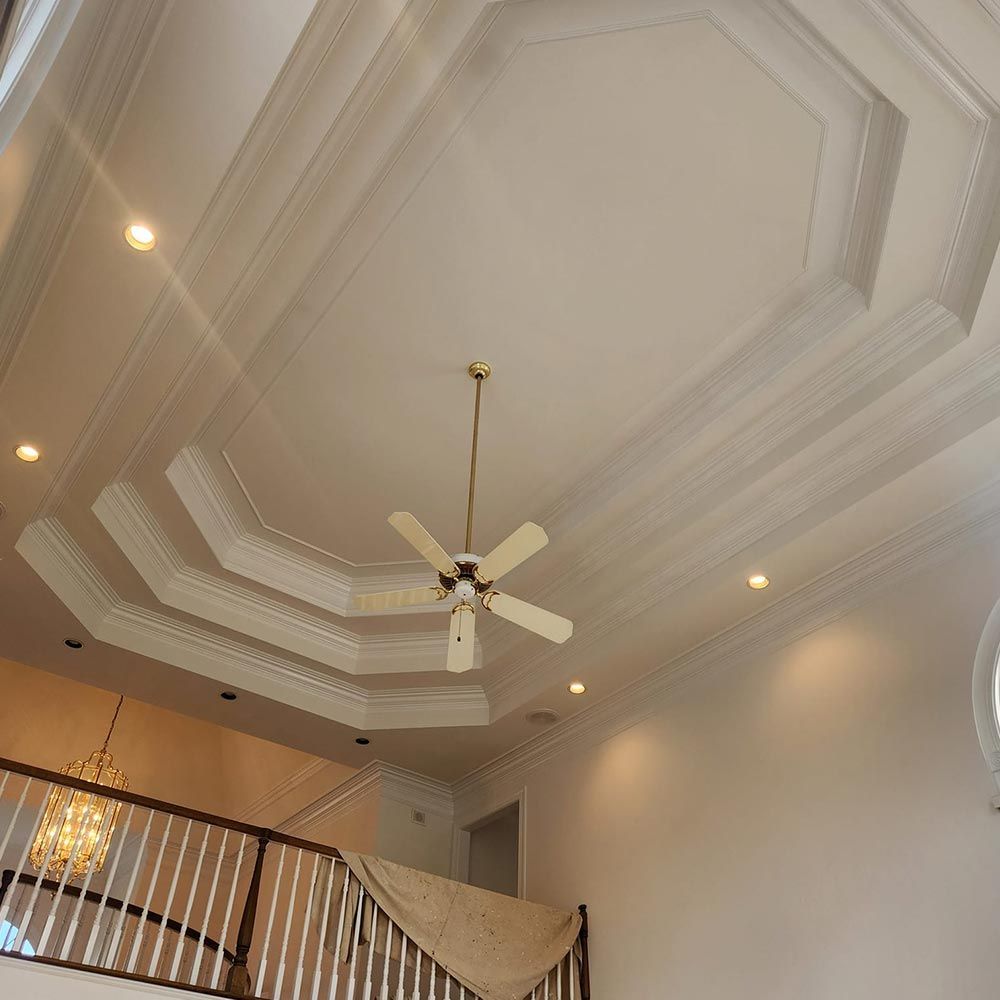 A ceiling fan is hanging from the ceiling of a room