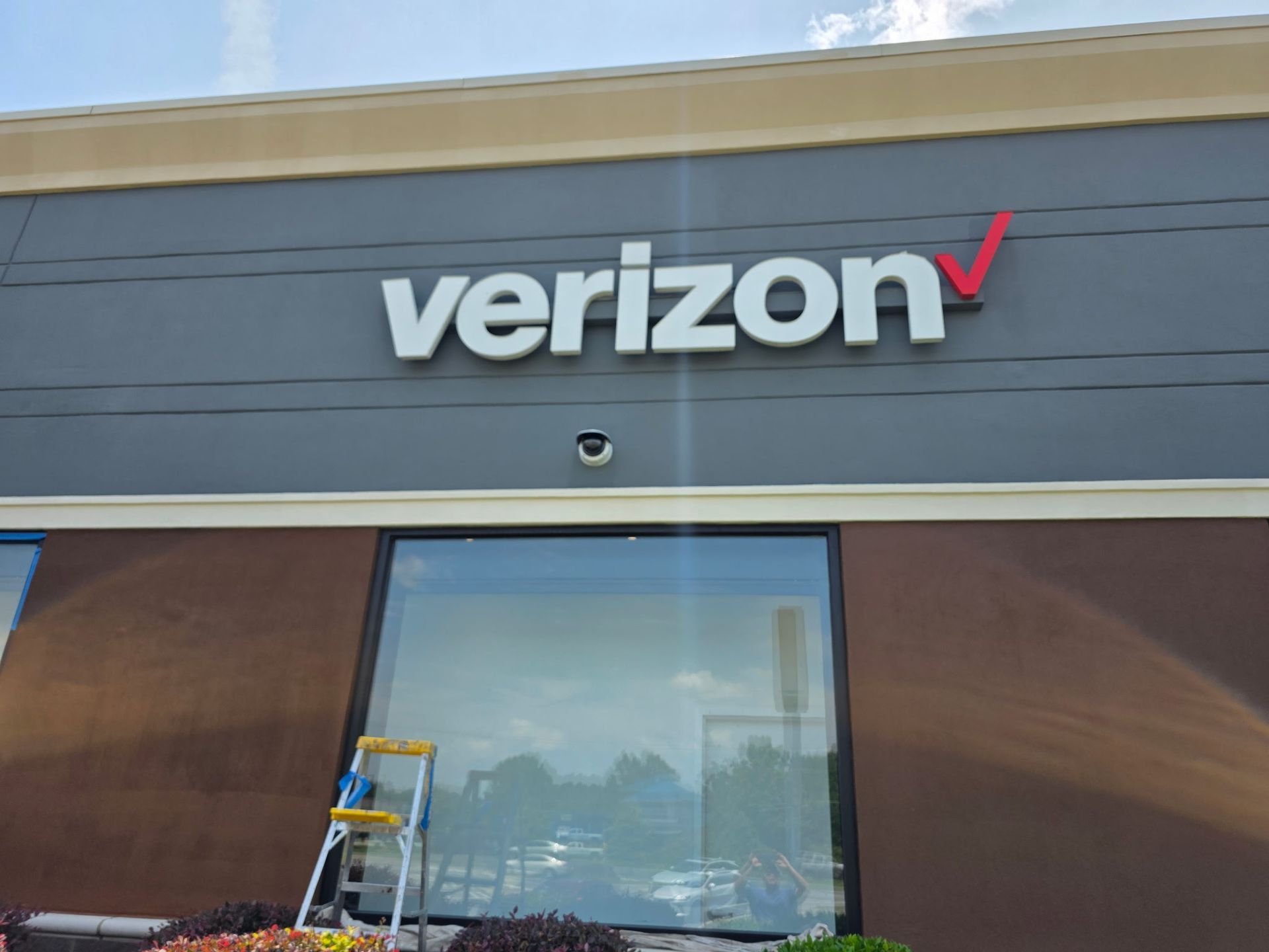 Verizon store sign on a gray building