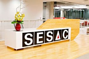 A white desk with the word sesac on it