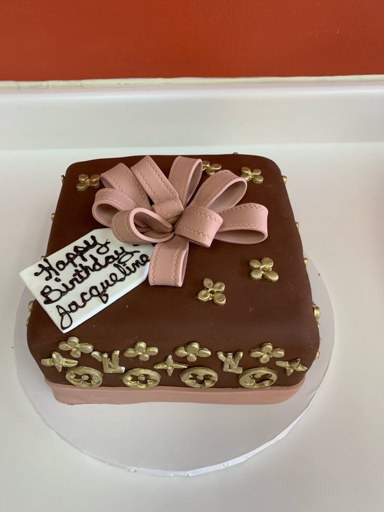 LV present cake top view