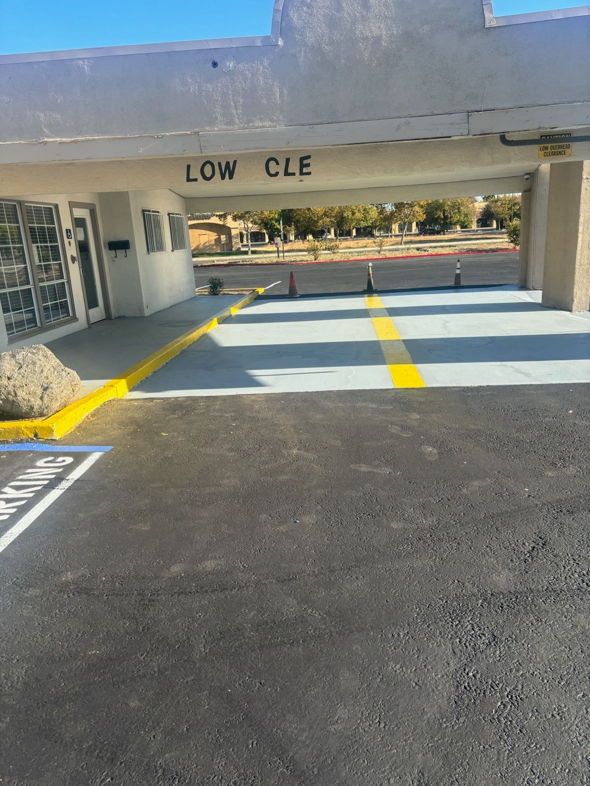 A parking garage with a sign that says low cle