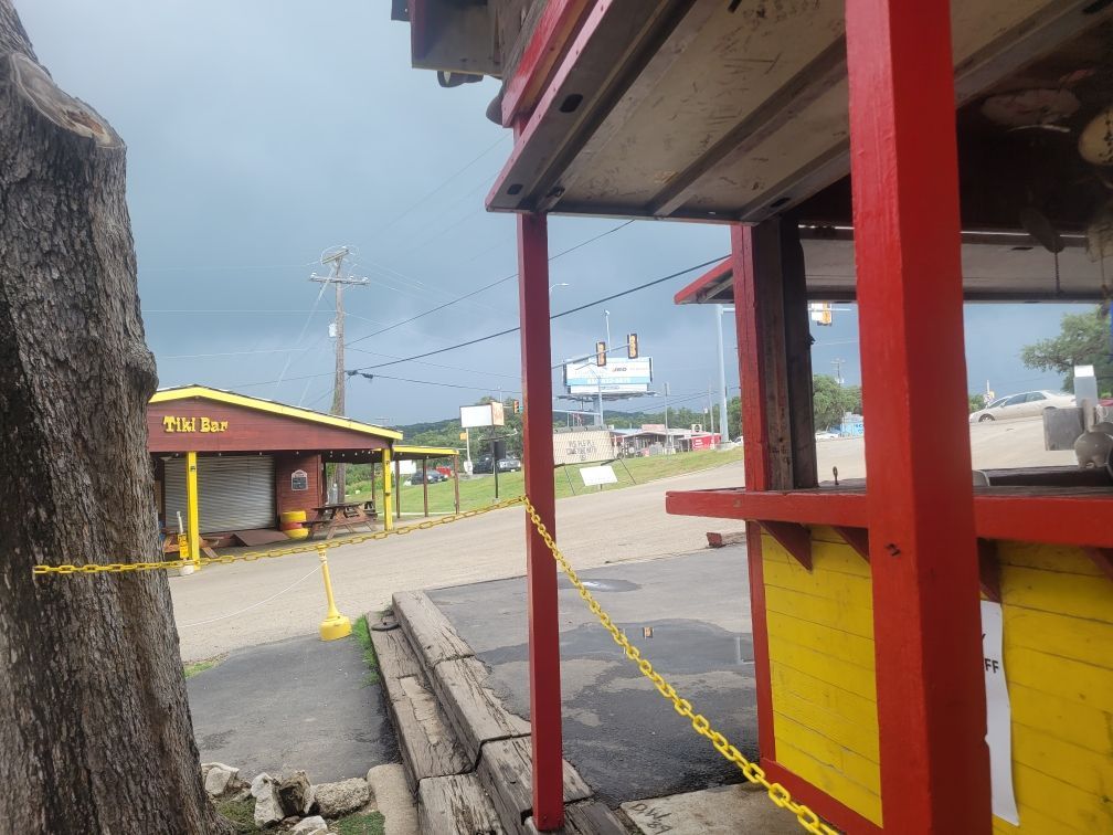 A red and yellow building with the word smg on it