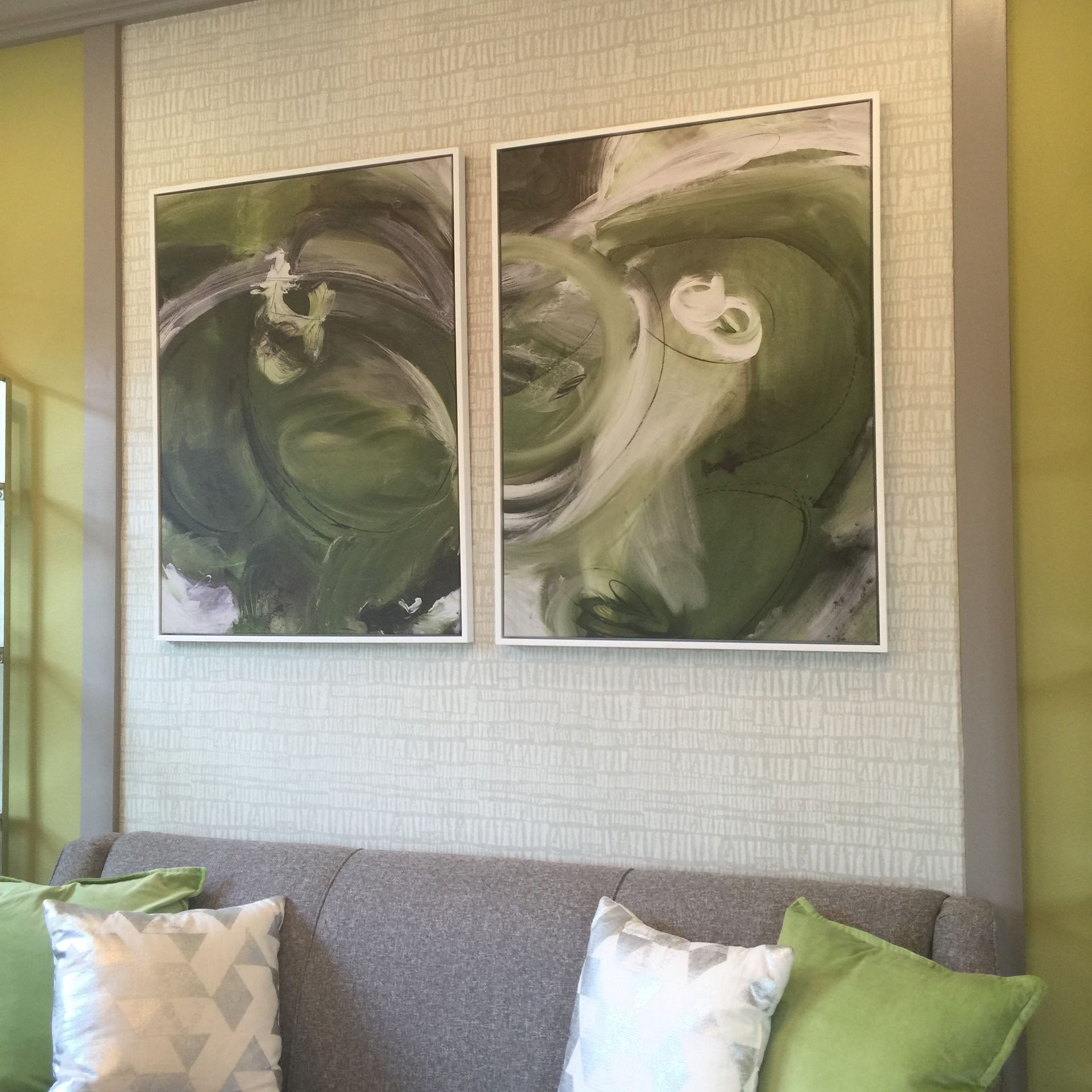 Green accent wallpaper