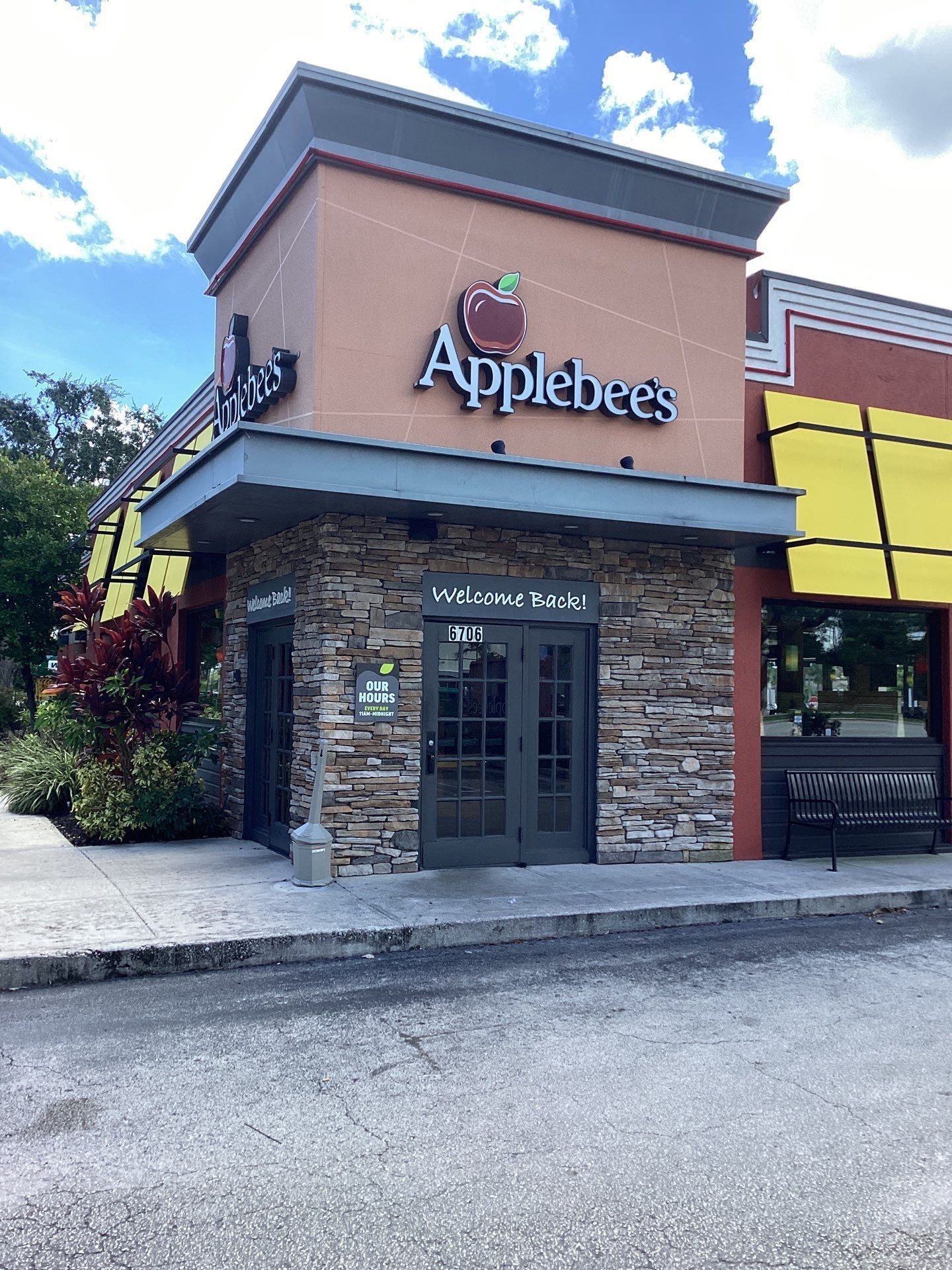 Applebees restaurant sign and parking lot
