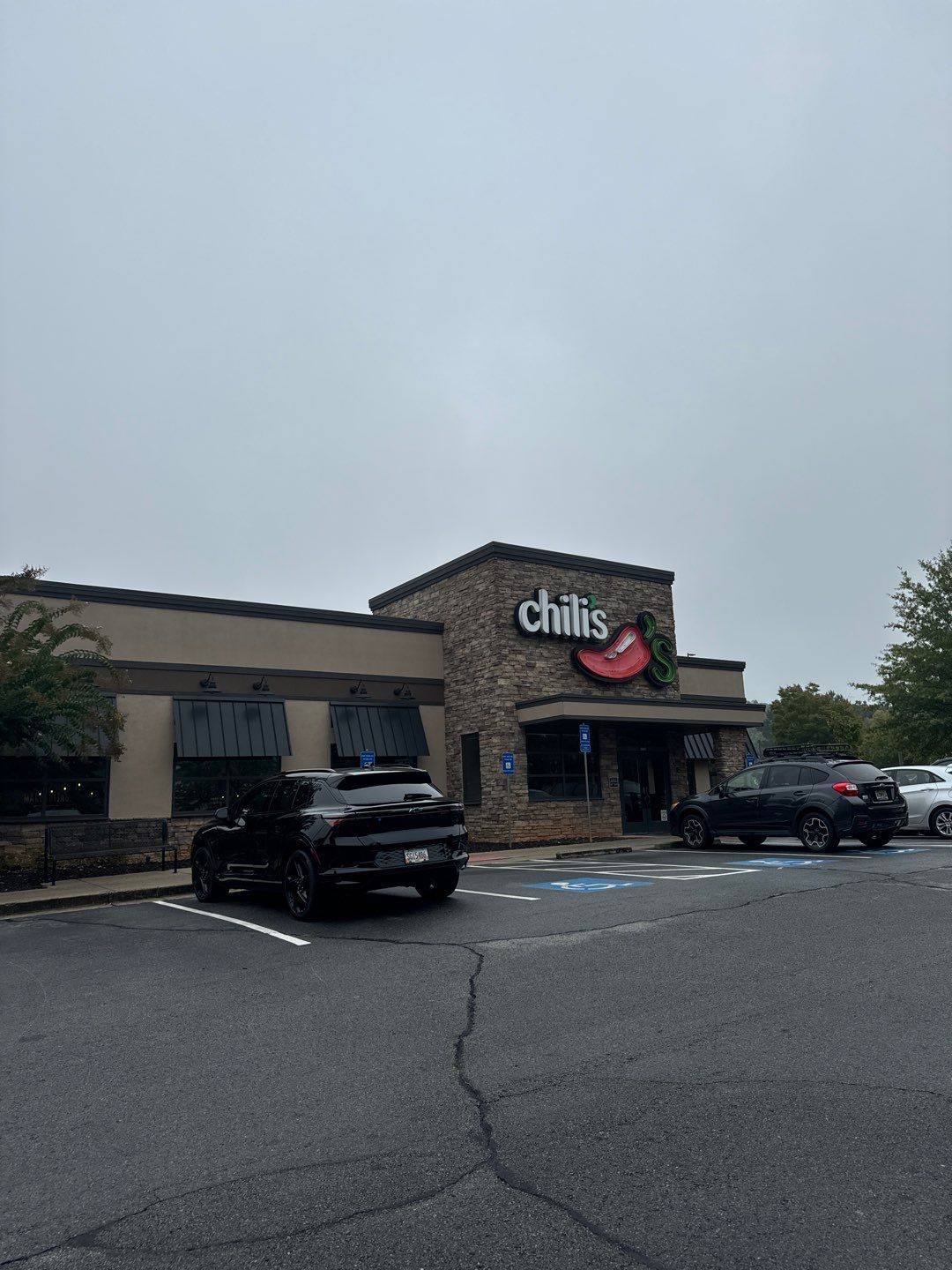 Chilis restaurant sign and parking lot