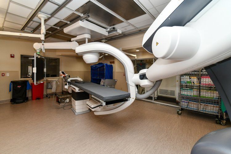 X-ray machine with large mechanical arms