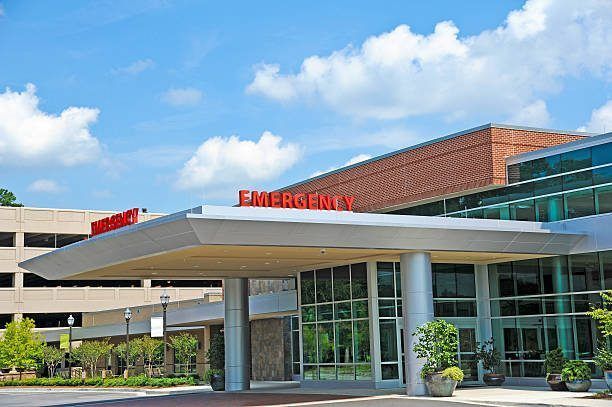 A hospital with an emergency room under a canopy.