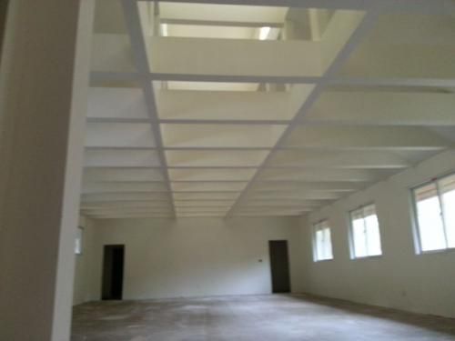 An empty room with a ceiling that is very high