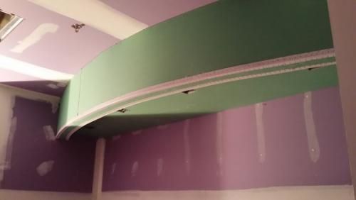 A room with purple and green walls and a green ceiling.