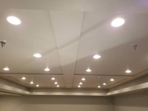 The ceiling of a room with a lot of lights on it.