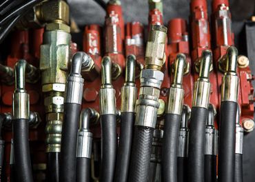 Industrial hydraulic hoses and fittings