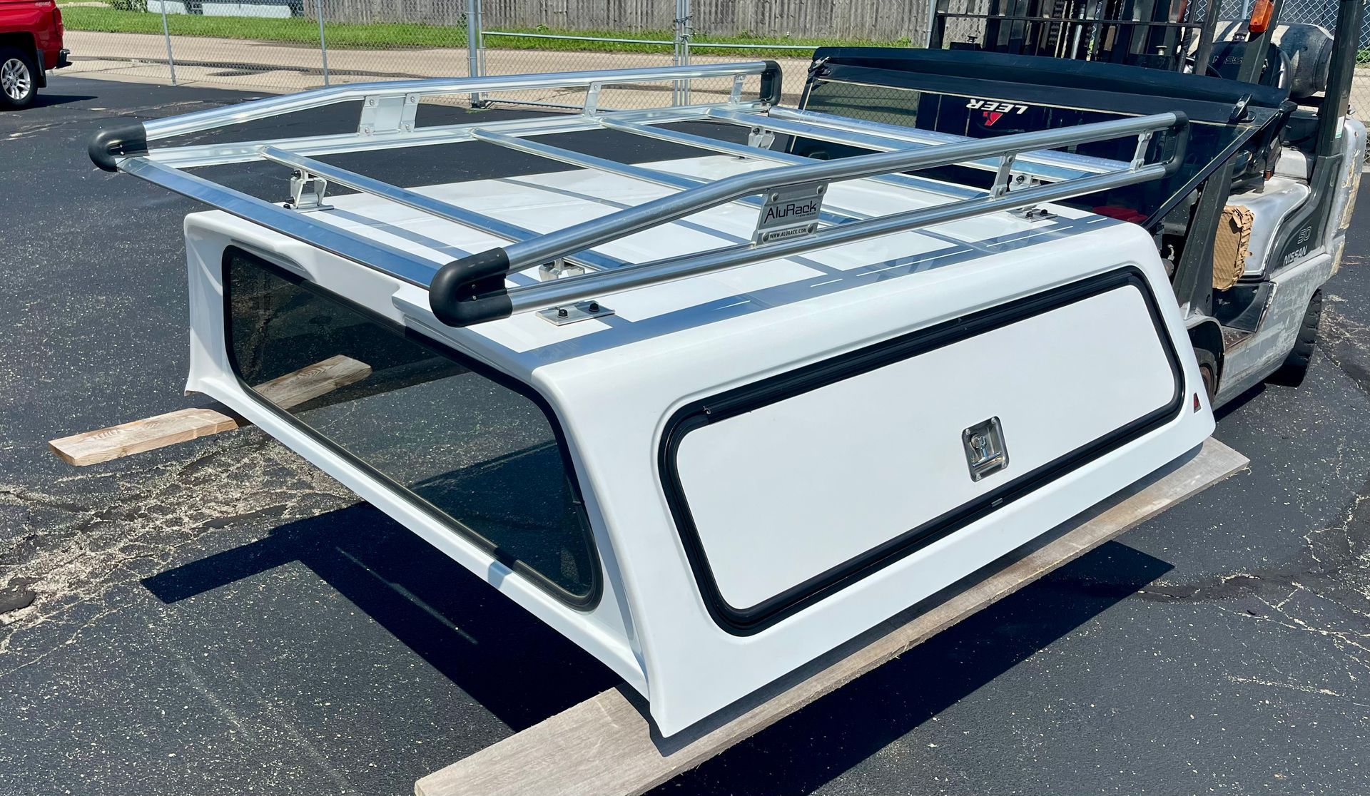Used LEER 100RCC Commercial Fiberglass truck cap 