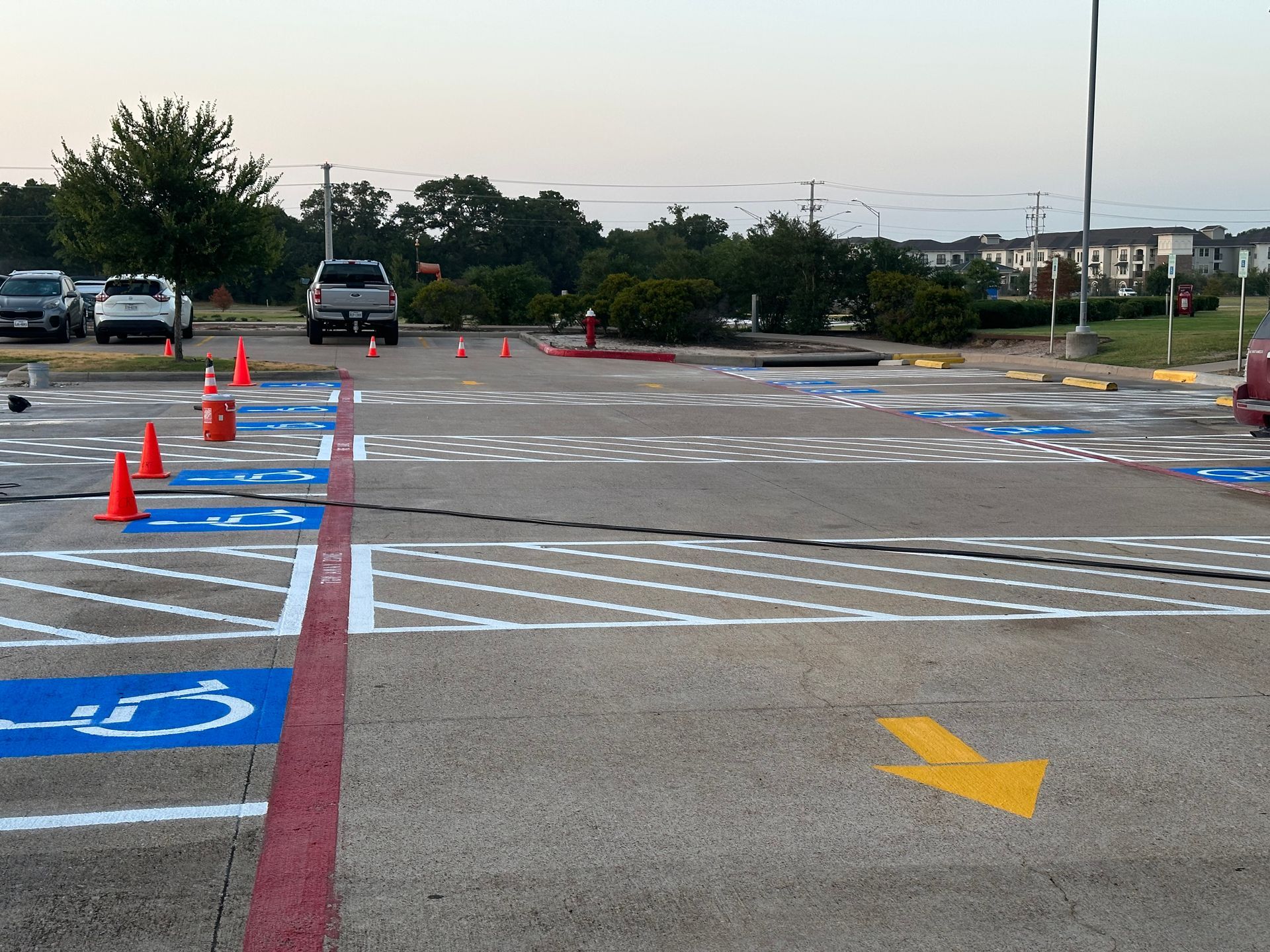 A parking lot with a yellow arrow pointing to the right