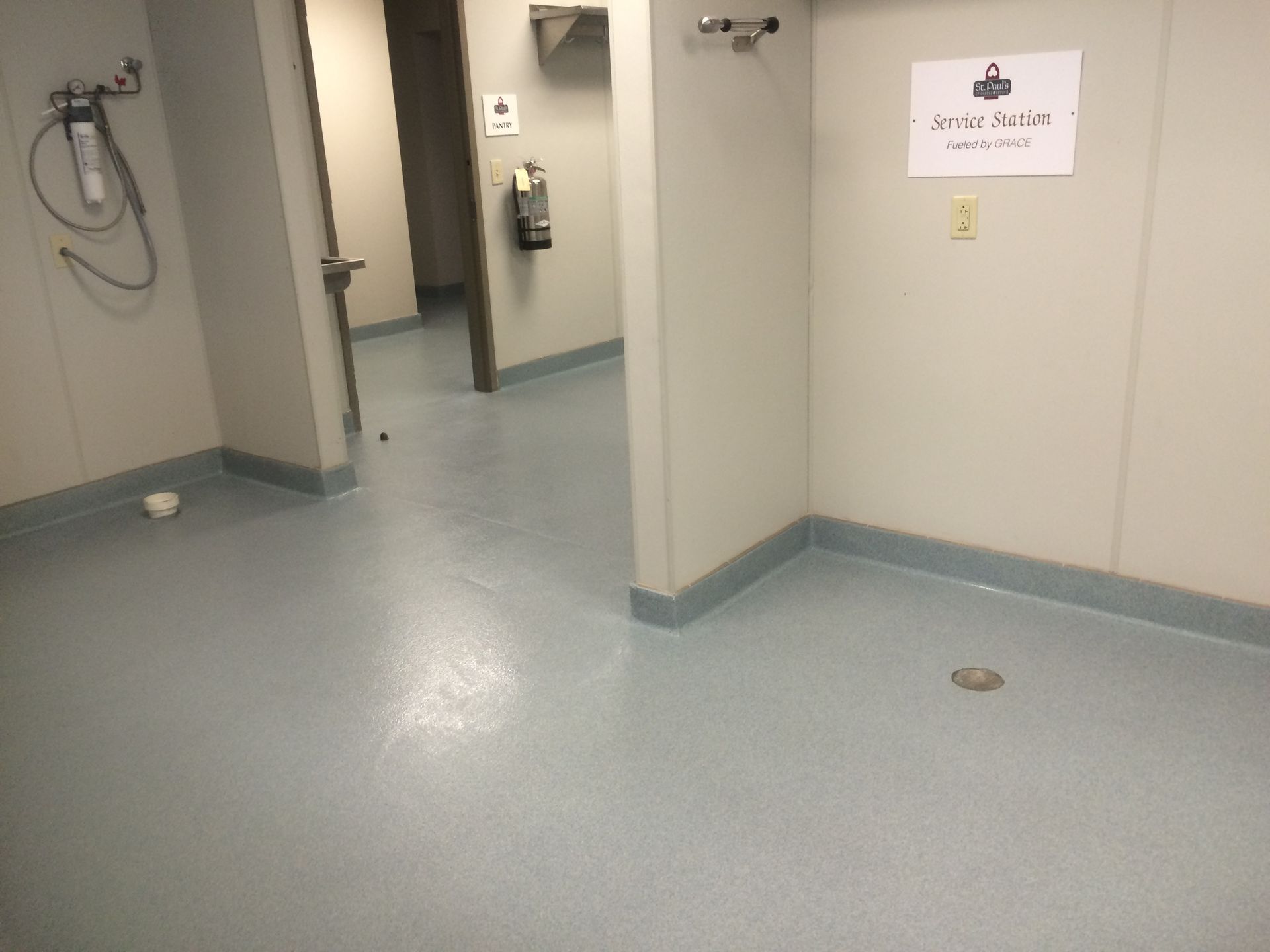 An empty room with a sign on the wall that says first aid room