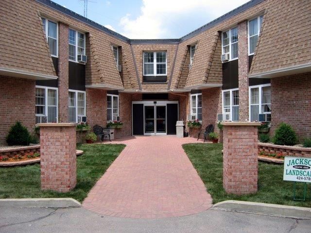 A brick building with a sign that says jackson gardens