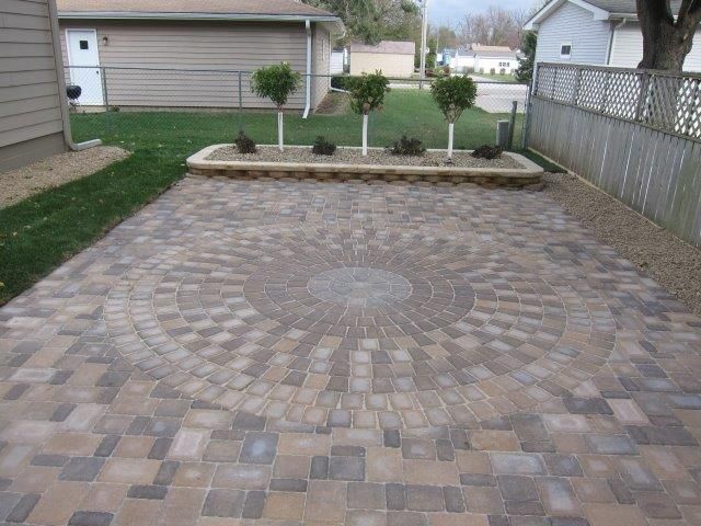 A driveway with a circular design in the middle of it