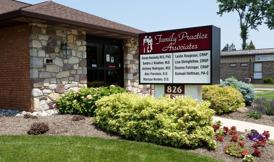 A building with a sign in front of it that says Family Practice Associates